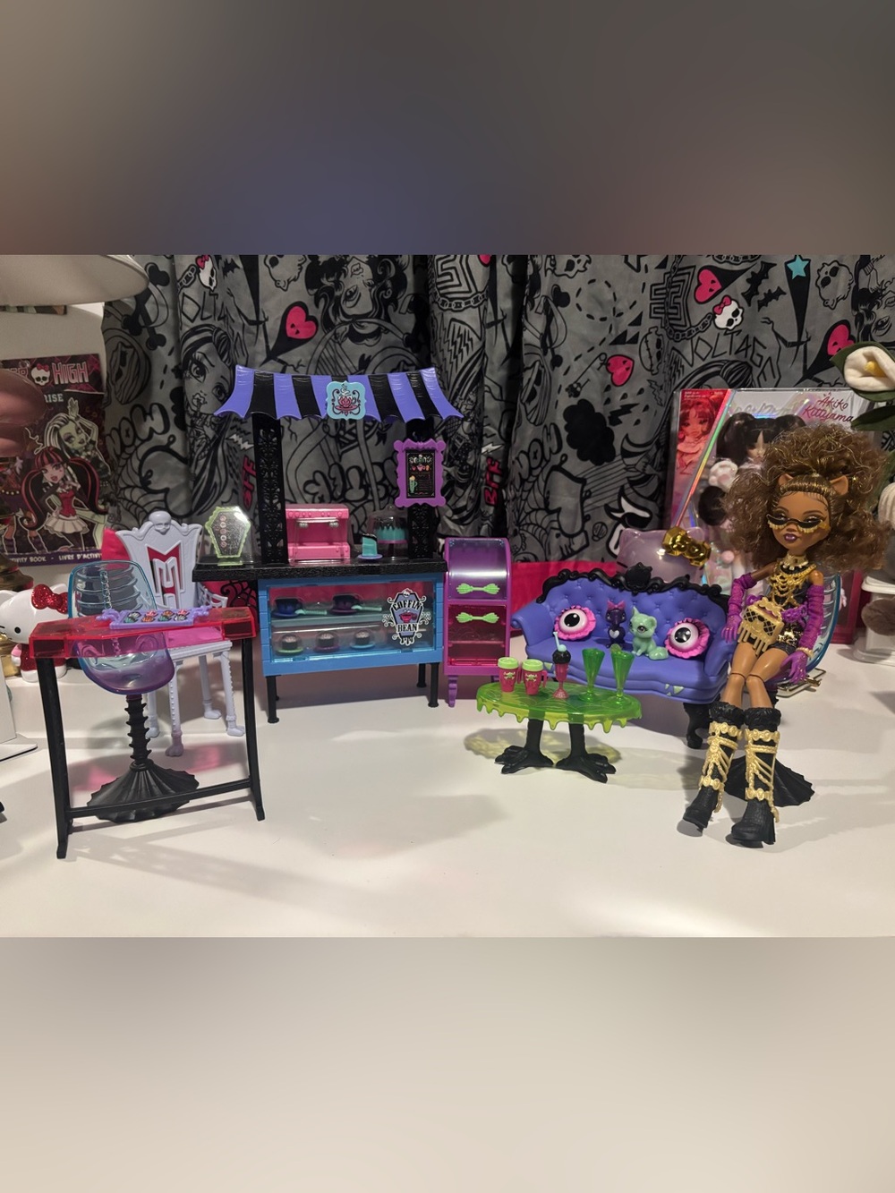 MonsterHigh G3 Clawdeen doll + coffin bean set